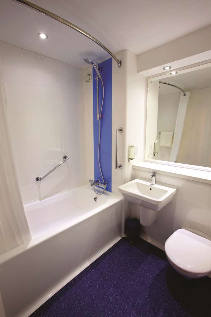 Travelodge Newbury Tot Hill Room photo